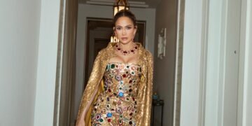 Pesona Glamor Jennifer Lopez Dalam Gaun Permata Di Dolce &Amp; Gabbana Alta Sartoria