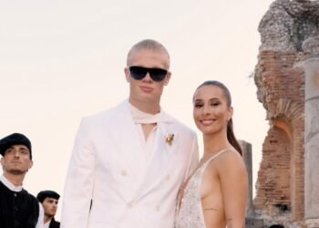 Erling Haaland Dan Isabel Memukau Bak Pengantin Dengan Busana Serba Putih Di Dolce &Amp; Gabbana Alta Sartoria Erling Haaland Dan Isabel Tampil Bak Pengantin Dengan Busana Serba Putih Di Dolce &Amp; Gabbana Alta Sartoria