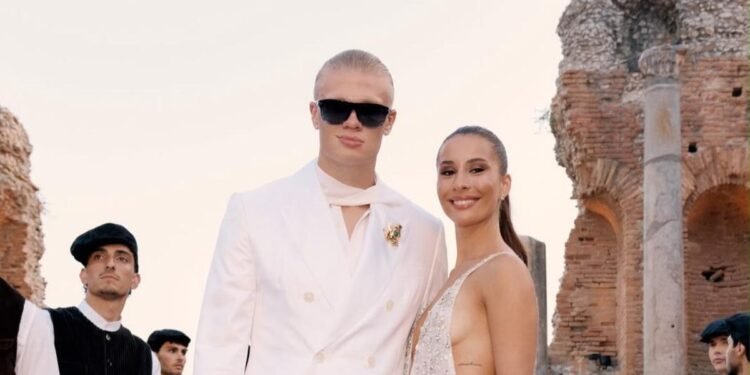 Erling Haaland Dan Isabel Memukau Bak Pengantin Dengan Busana Serba Putih Di Dolce &Amp; Gabbana Alta Sartoria Erling Haaland Dan Isabel Tampil Bak Pengantin Dengan Busana Serba Putih Di Dolce &Amp; Gabbana Alta Sartoria
